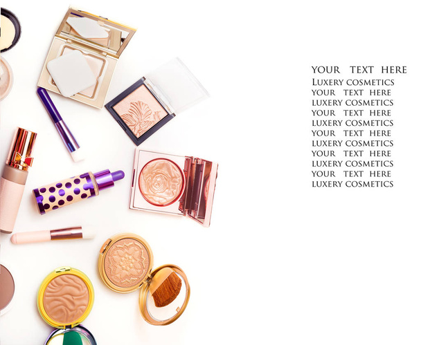 Conjunto de cosméticos de luxo para a moda compõem em fundo branco
 - Foto, Imagem