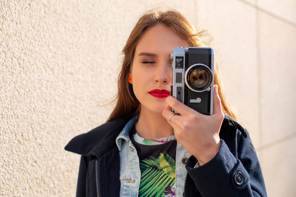 Πορτρέτο του όμορφη νεαρή τουρίστας λήψη φωτογραφιών με vintage ρετρό φωτογραφική μηχανή. Το στυλ του δρόμου. Life style - Φωτογραφία, εικόνα