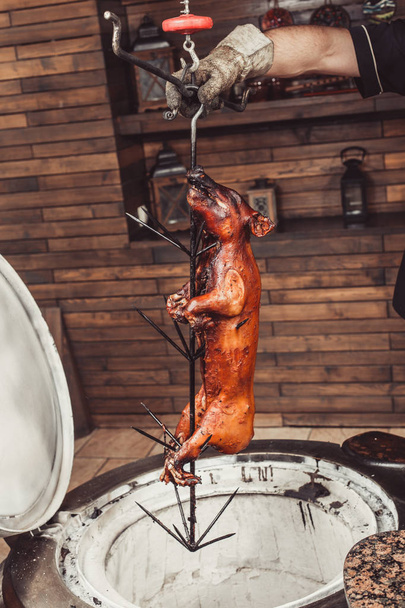 Cerdo a la parrilla en llamas y carbón, parrilla tandoor caliente. Platos de carne caliente
 - Foto, Imagen