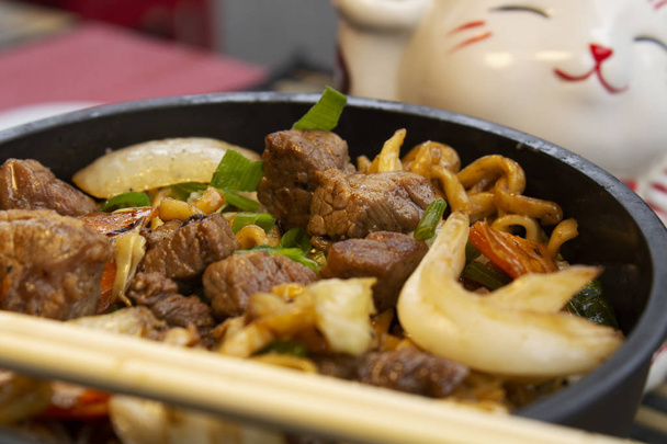 Tradiční hovězí jakisoba. Japonské a čínské těstoviny - Fotografie, Obrázek