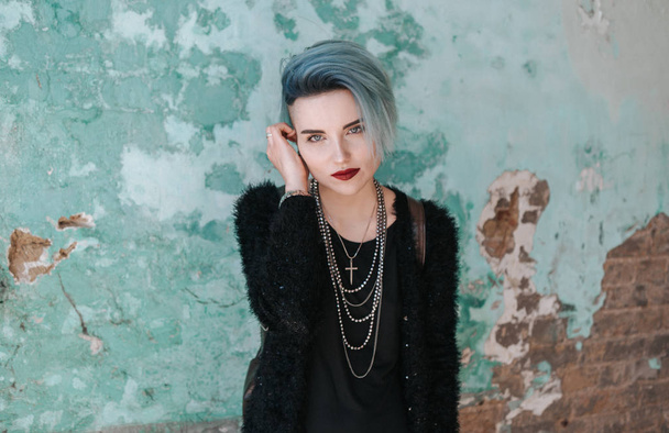 Portrét podivné mladá dívka s modrými vlasy venku - Fotografie, Obrázek