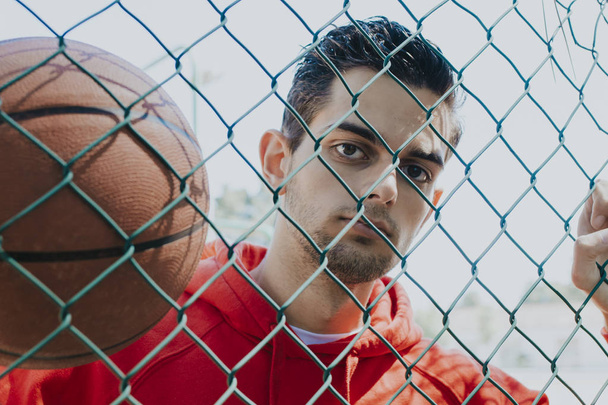 sokak veya mahkeme basketbol sporu yapan genç erkek - Fotoğraf, Görsel
