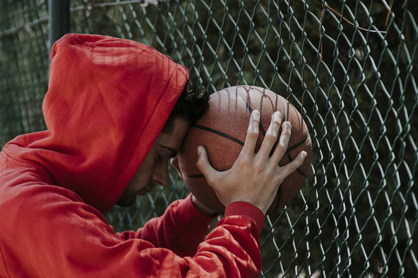 jonge atleet met basketbal - Foto, afbeelding