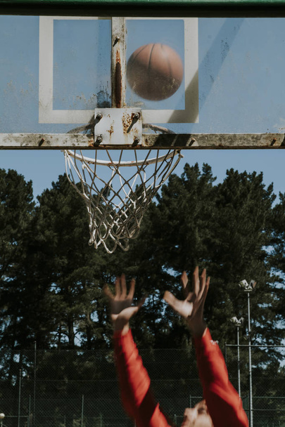 giovane atleta con pallacanestro
 - Foto, immagini