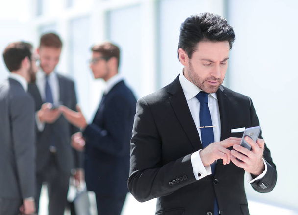 businessman looking at the smartphone screen - Foto, Imagen