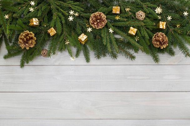 Navidad año nuevo plano laico decoración y ramas de abeto en blanco tonificado madera natural tablón fondo textura provence estilo con espacio de copia para el texto - Foto, imagen