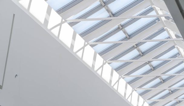 Construcción de metal blanco del techo de cristal de un gran centro comercial. Fotografía de fondo abstracta de arquitectura de alta tecnología
 - Foto, Imagen