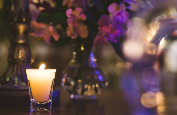 Κερί και vase των λουλουδιών στο ντεκόρ εκδήλωσης. - Φωτογραφία, εικόνα