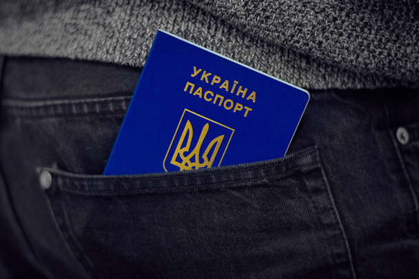 Passeport biométrique international bleu Ukraine en poche de jeans
. - Photo, image