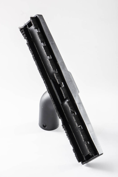 Κοντινό μαύρο ακροφύσιο για ηλεκτρική σκούπα σε λευκό φόντο - Φωτογραφία, εικόνα