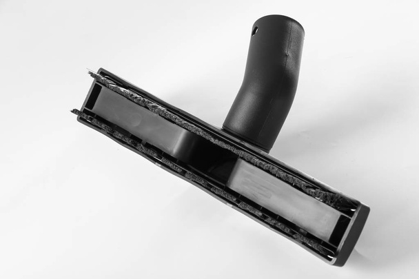 Zwarte nozzle voor stofzuiger op een witte achtergrond close-up - Foto, afbeelding