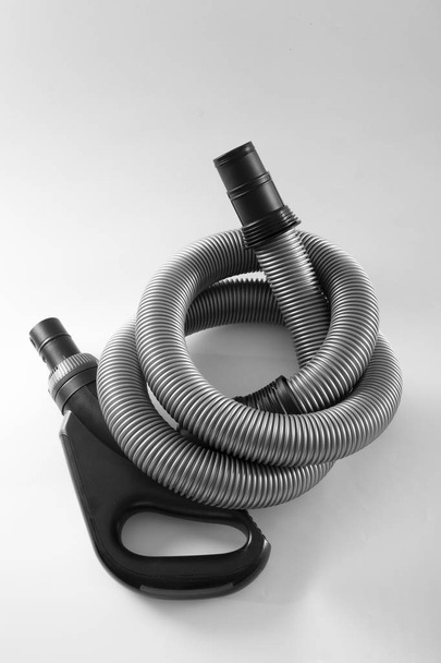 Гофрированная трубка для пылесоса на белом фоне
 - Фото, изображение