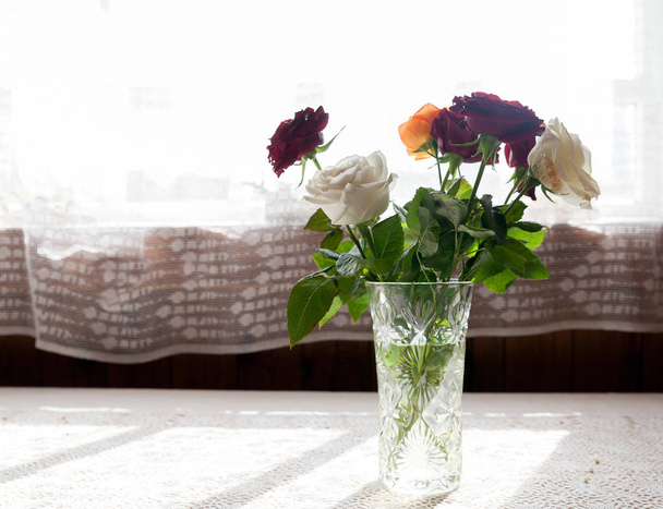  bouquet of colorful roses on table - Foto, Imagen