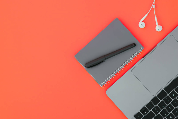 現代のラップトップ、白いヘッドフォン、本文、上から見た赤い背景と場所にペンで灰色のノート。Flatlay Copyspace - 写真・画像