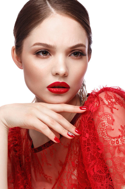 Krásná dívka v červených šatech s klasickým make-upem a červenou manikúrou. Krásná tvář. - Fotografie, Obrázek