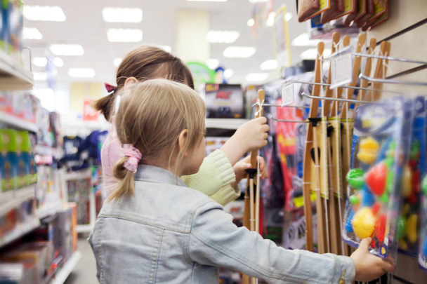 kind in de speelgoedwinkel kiezen van aankoop - Foto, afbeelding