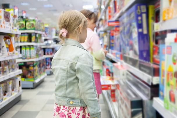Μικρά κορίτσια επιλέγοντας τι θα αγοράσω στο παιχνίδι κατάστημα - Φωτογραφία, εικόνα