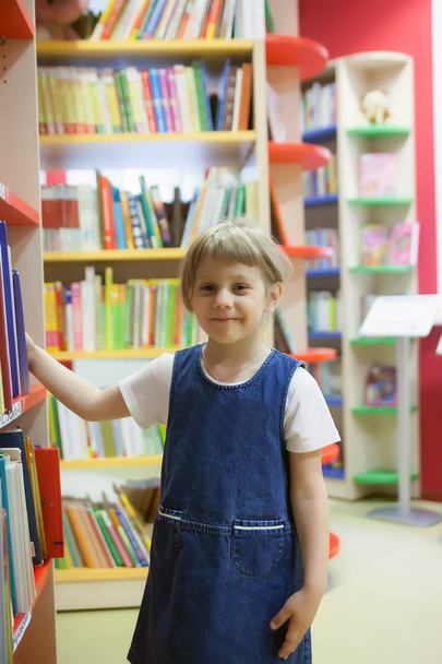  Kız 5 yaşında kütüphane ziyaret.  - Fotoğraf, Görsel