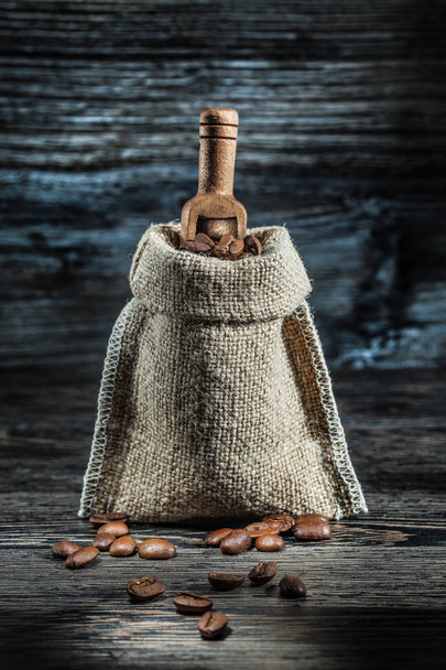vintage sack of coffee beans and little scoop - Фото, изображение
