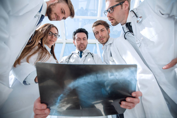 doctors colleagues look at the x-ray of the patient - Zdjęcie, obraz