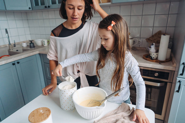 Щаслива сім'я готує разом на кухні
 - Фото, зображення