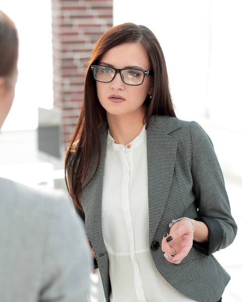 business woman talking to an office worker - Foto, imagen