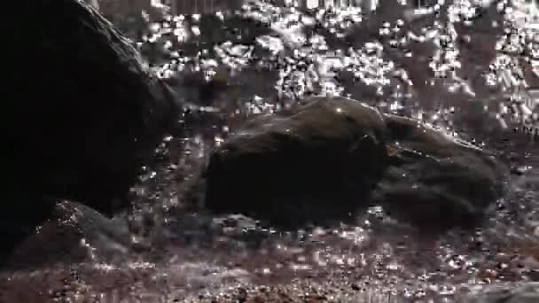 Хвилі озера Севан на скелястому узбережжі - Кадри, відео