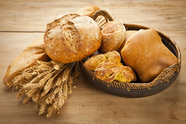 surtido de pan recién horneado en mesa de madera
 - Foto, Imagen