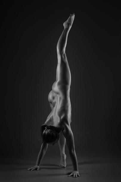 Naked female gymnast body - Foto, afbeelding