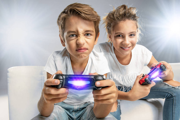 Dos niños juegan videojuego
 - Foto, imagen