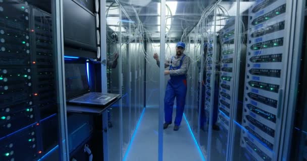 Technician working at a data center - Footage, Video