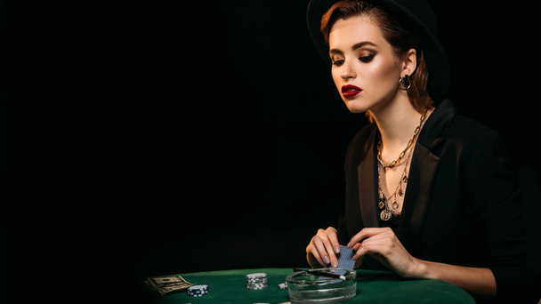 attraktives Mädchen blickt auf Pokertisch im Casino - Foto, Bild