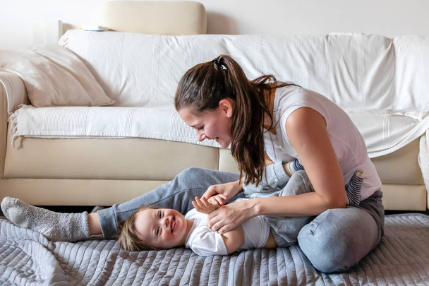Roztomilý malý chlapec s Downovým syndromem s matkou v domácnosti - Fotografie, Obrázek