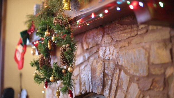 Clip pack secuencia editada. Una foto de muñeca mediana. Hombre barbudo en suéter con cuchillos y sombrero colgando de la media de Navidad o calcetín por encima de la chimenea decorada con luces de guirnalda intermitentes de colores y corona. Nuevo
 - Imágenes, Vídeo