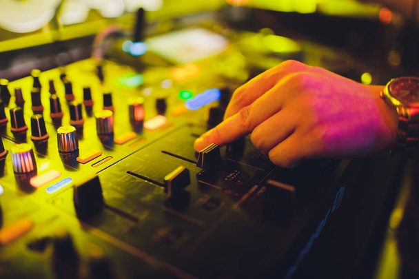 DJ mixing tracks on a mixer in a nightclub. - Foto, Imagem