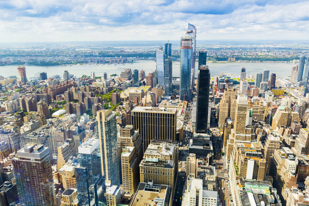 MANHATTAN, New Yorkin kaupunki. Manhattanin taivaanrantaan ja pilvenpiirtäjiin. New York City, Yhdysvallat - Valokuva, kuva