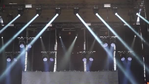 Las luces del escenario se encienden durante el concierto parpadeando y brillando durante el espectáculo. Conos de luz en humo. Gran concierto fondo de luz al aire libre. Resolución de alta definición completa 60 fps
 - Imágenes, Vídeo