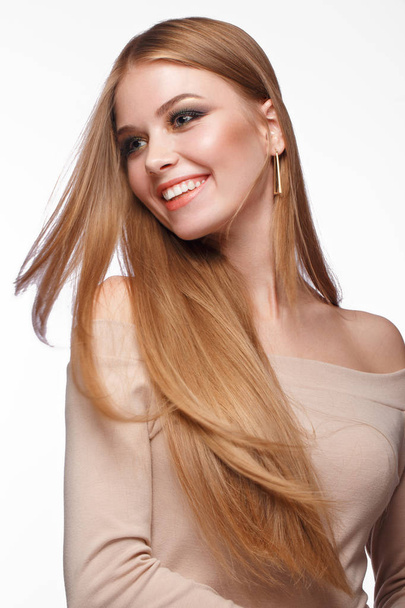 Klasik makyaj mükemmel pürüzsüz bir saçlı güzel sarışın kız. Güzellik - Fotoğraf, Görsel