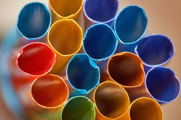 Прекратите использовать пластиковые соломинки, соломинки различных цветов
 - Фото, изображение