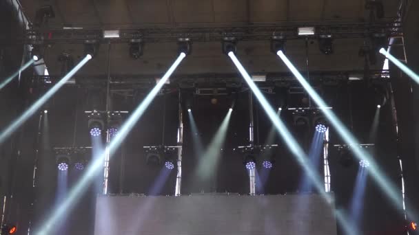 Las luces del escenario se encienden durante el concierto parpadeando y brillando. Conos de luz en humo. Gran concierto fondo de luz al aire libre. Resolución 4k 30 fps
 - Imágenes, Vídeo