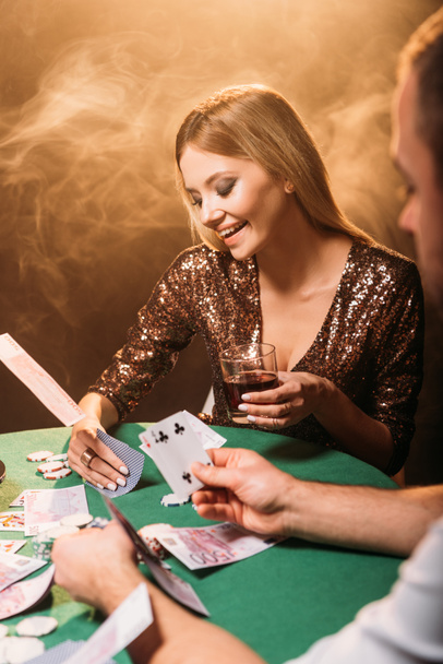 mosolygó vonzó lány pókerezni, krupié, Casino, asztal alá euro-bankjegyek - Fotó, kép