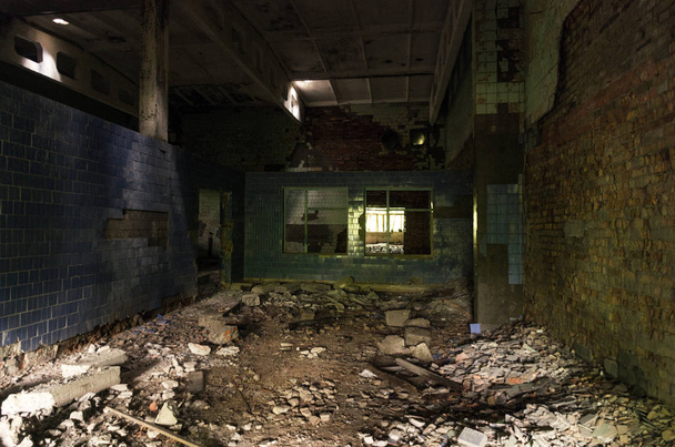 Παλιό οργανοποιείο κατέρρευσε. Τα ερείπια του καταστήματος στο εργοστάσιο. - Φωτογραφία, εικόνα
