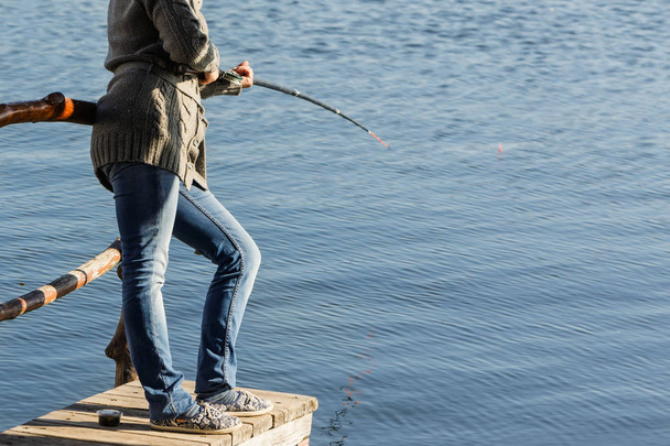 Chica con caña de pescar
 - Foto, Imagen
