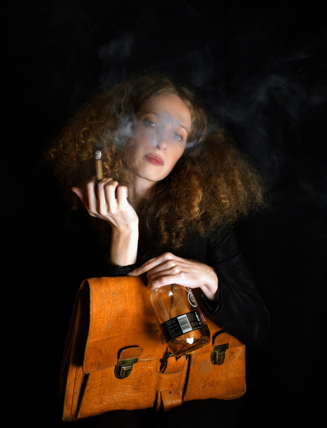 Curly girl with cigar - Fotoğraf, Görsel