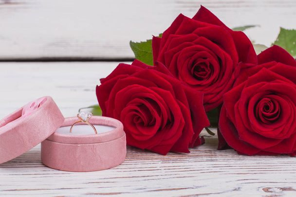 Fermer roses rouges et bague dans une boîte à bijoux
. - Photo, image