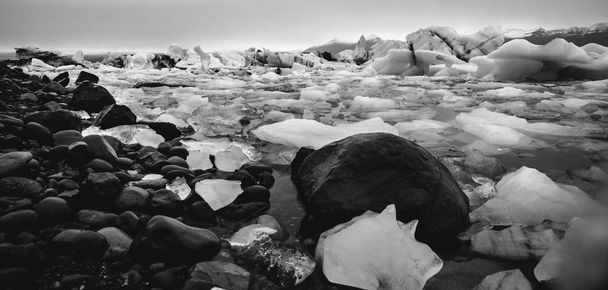 Nagyméretű szövegblokkok tört jeget egy izlandi gleccser. - Fotó, kép
