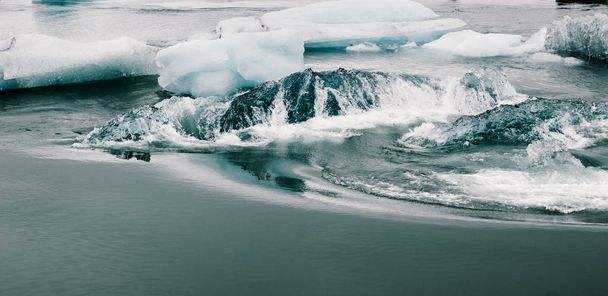 Hatalmas tömbökben jég a jeges folyó és a Jokulsarlon gleccser-tó kék jéghegyek. Vatnajokull Nemzeti Park, Izland. - Fotó, kép