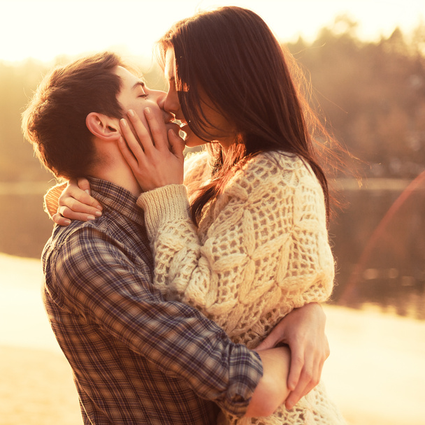 Casal apaixonado beijando na praia - Foto, Imagem