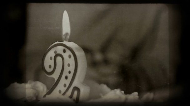 Ragazza di 2 anni che spegne le candele su una torta di compleanno. Colpo in stile vintage, 1080p
. - Filmati, video