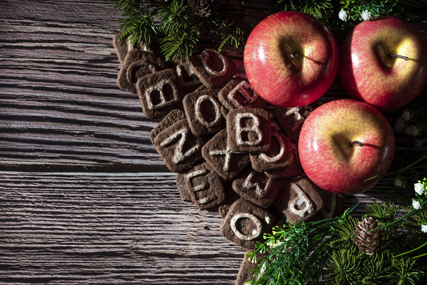 Joulu asetelma omenat ja makeat keksit
 - Valokuva, kuva